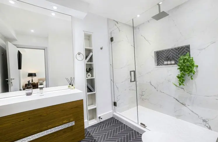 Detalle de grifería y lavabo en reforma de baño